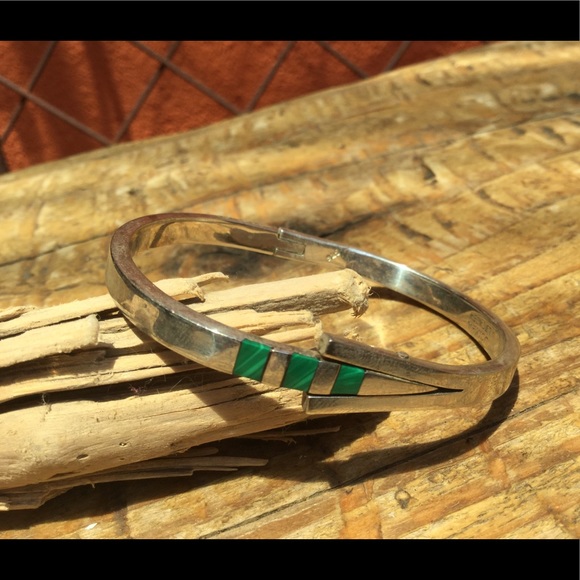 Reclaimed Vintage Jewelry - Vtg Sterling Silver Malachite Mexican Bangle